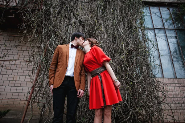 Casal abraçando no fundo do amor velha mansão casa com grande w — Fotografia de Stock