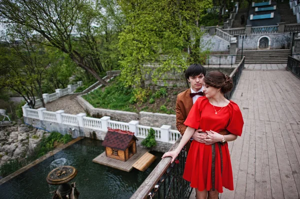 Couple hugging in love background bridge of river with fountain. — Stock Photo, Image