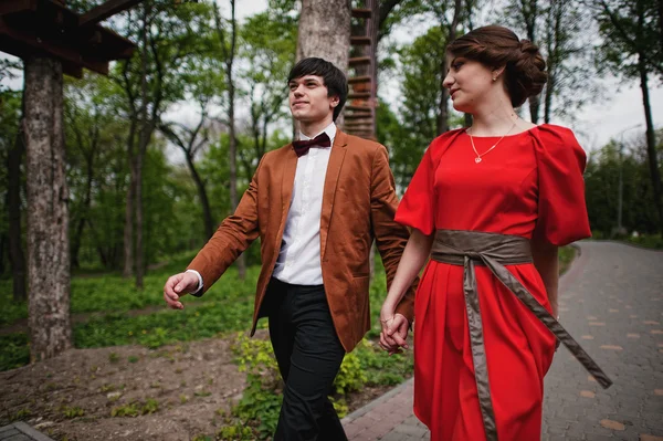 Glückliches Paar, das verliebt im grünen Park spaziert. Stilvoller Mann am Samt — Stockfoto