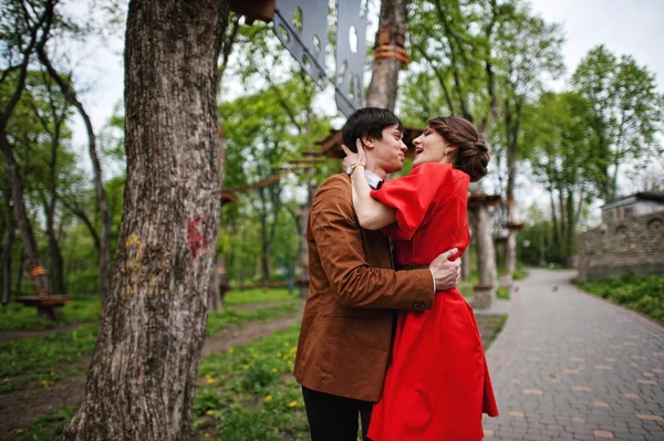 Casal feliz apaixonado beijando no parque verde. Homem elegante em ve — Fotografia de Stock