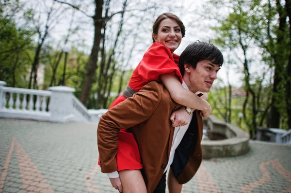 Um casal feliz apaixonado. Homem elegante em rolos de casaco de veludo — Fotografia de Stock