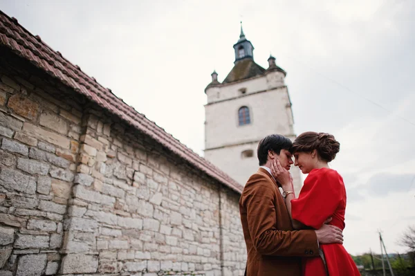 Pár objímat v lásce pozadí staré věži hradu. Stylový m — Stock fotografie