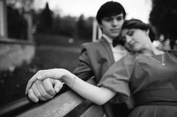 Couple allongé sur le banc. Gros plan main dans la main du couple. Blac — Photo