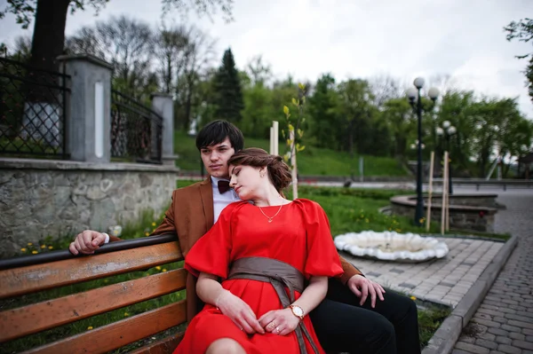 Couple lying on the bench. Stylish man at velvet jacket and girl — Stock Photo, Image