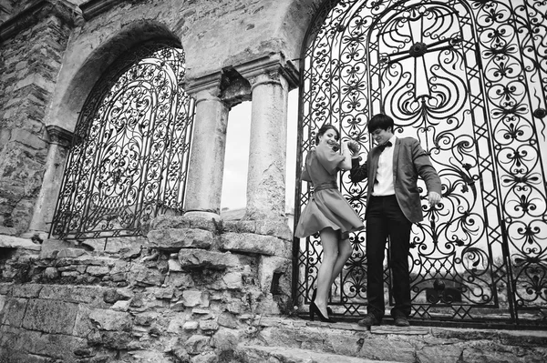 Pareja abrazándose en el amor fondo viejas puertas del castillo. Elegante m —  Fotos de Stock