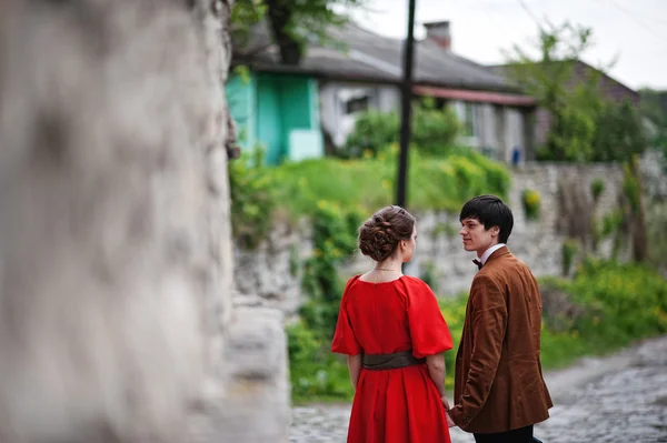 Pareja enamorada. Hombre con estilo en chaqueta de terciopelo y chica en rojo dr —  Fotos de Stock