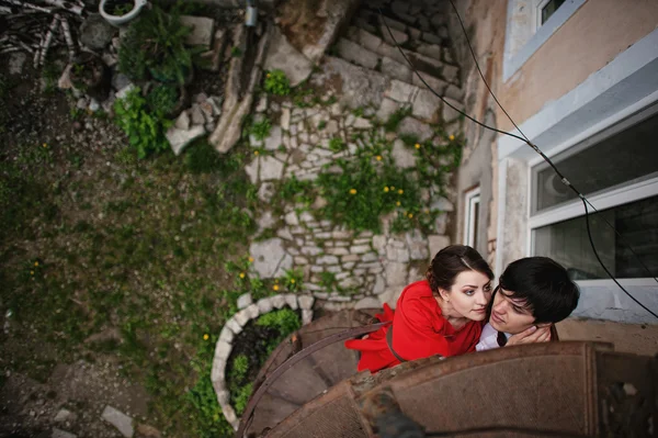 Casal abraçando no fundo do amor escada torcida para o balco — Fotografia de Stock