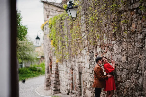 Pareja abrazándose en el amor pared de piedra de fondo del castillo. Elegante —  Fotos de Stock