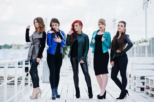 Fünf schöne junge Mädchen Modelle bei Lederjacken posieren auf b — Stockfoto