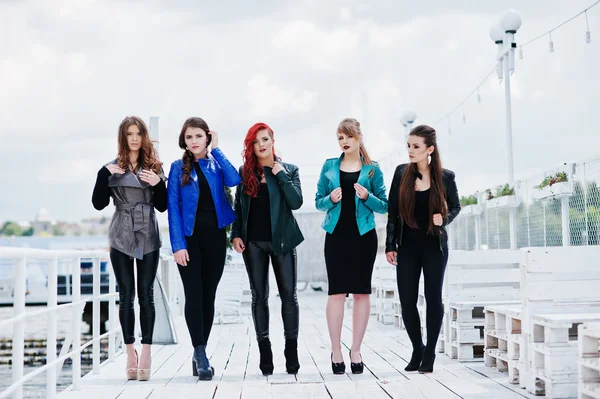 B poz deri ceketler beş güzel genç kızlar modelleri