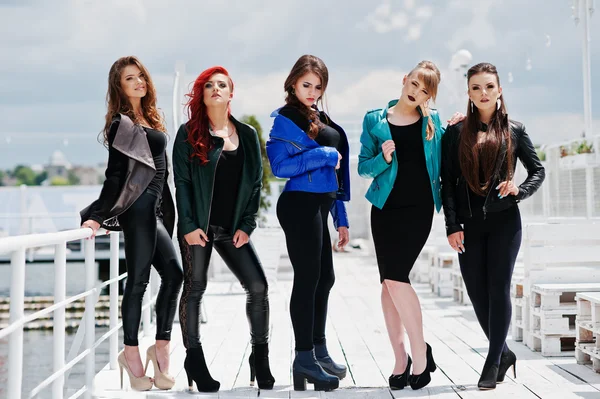 Fünf schöne junge Mädchen Modelle bei Lederjacken posieren auf b — Stockfoto