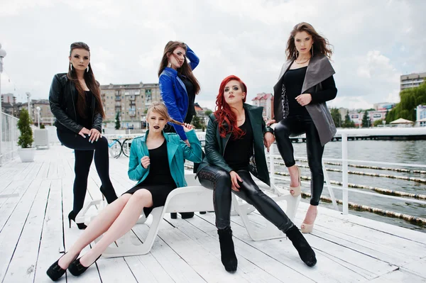 Cinco hermosas chicas jóvenes modelos en chaquetas de cuero posando en b —  Fotos de Stock