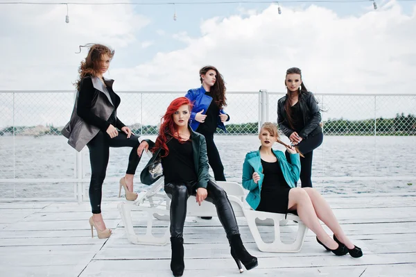 Cinque belle ragazze modelle a giacche di pelle in posa su b — Foto Stock