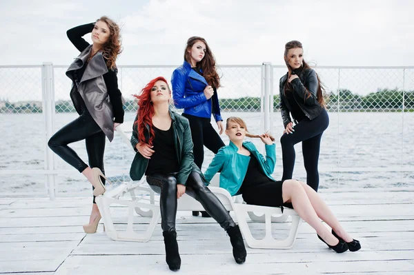 Cinco hermosas chicas jóvenes modelos en chaquetas de cuero posando en b —  Fotos de Stock