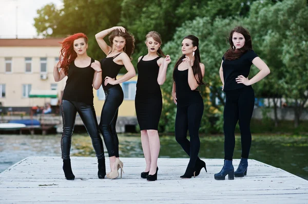 Beş güzel genç seksi kız modelleri siyah sıkı posi elbise — Stok fotoğraf