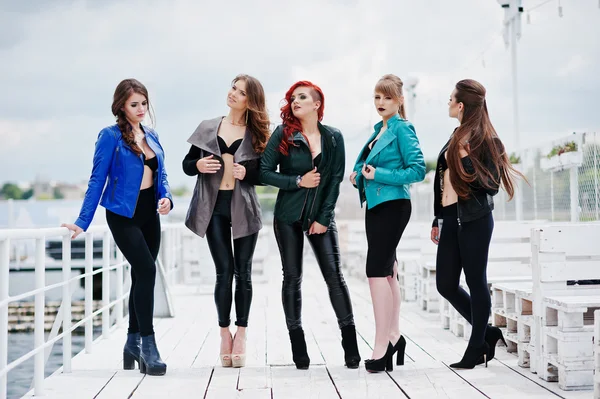 Grupo de modelos sexy meninas em sutiã preto e jaquetas de couro em t — Fotografia de Stock