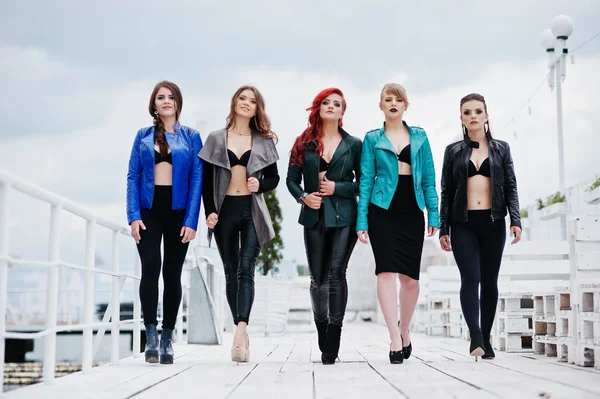 Grupo de modelos sexy meninas em sutiã preto e jaquetas de couro em t — Fotografia de Stock