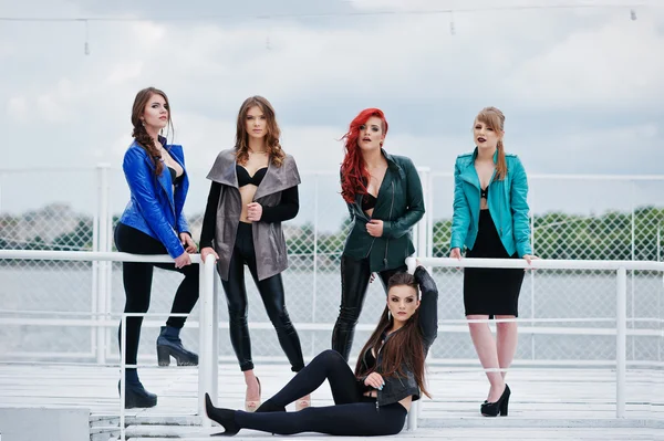 Gruppe von sexy Modellen Mädchen in schwarzen BH und Lederjacken auf T — Stockfoto