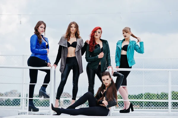 Gruppe von sexy Modellen Mädchen in schwarzen BH und Lederjacken auf T — Stockfoto