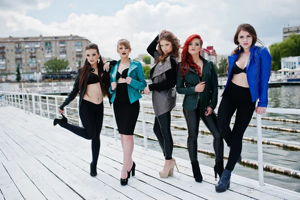 Groupe de modèles sexy filles en soutien-gorge noir et vestes en cuir sur t — Photo