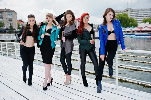 Grupp av sexiga modeller tjejer i svart BH och skinnjackor på t — Stockfoto