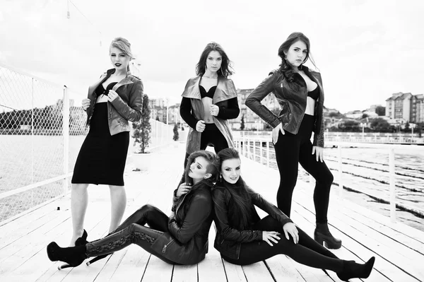 Grupp av sexiga modeller tjejer i svart BH och skinnjackor på t — Stockfoto