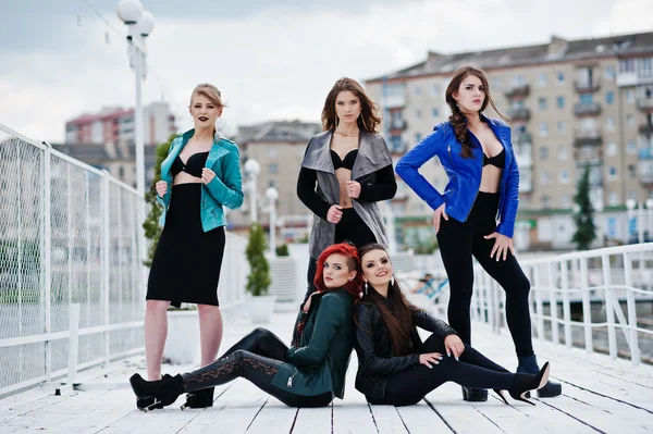Grupo de modelos sexy chicas en sujetador negro y chaquetas de cuero en t — Foto de Stock