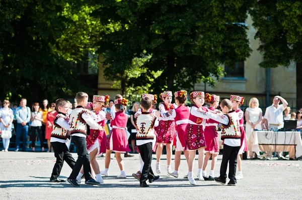 Bila, Ucrania - 27 de mayo de 2016: La línea de la escuela está en el patio de la escuela con —  Fotos de Stock