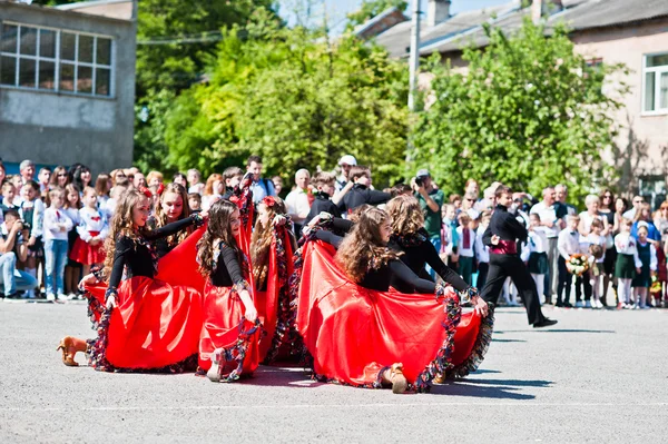 Bila, Ukraine - May 27, 2016: School line is in schoolyard with — Stock Photo, Image