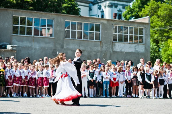 Bila, Ukraine - May 27, 2016: School line is in schoolyard with — Stock Photo, Image