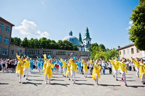 Bila, Ukraine - May 27, 2016: School line is in schoolyard with — Stock Photo, Image