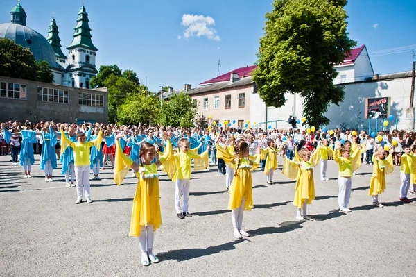 Bila, Ukraine - May 27, 2016: School line is in schoolyard with — Stock Photo, Image