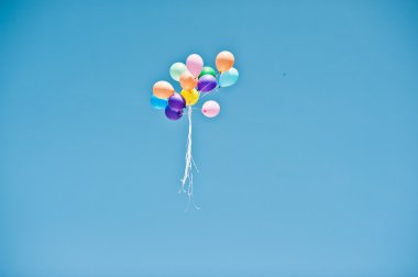 Birçok renkli balon gökyüzüne