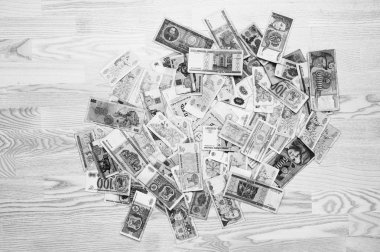 Ahşap arka plan üzerinde farklı ülkelerin birçok eski para