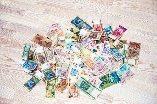 Veel oude geld van verschillende landen op houten achtergrond — Stockfoto