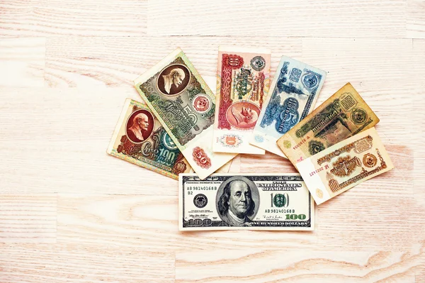 Set van bill Ussr roebel geld met 100 dollar op houten backgro — Stockfoto