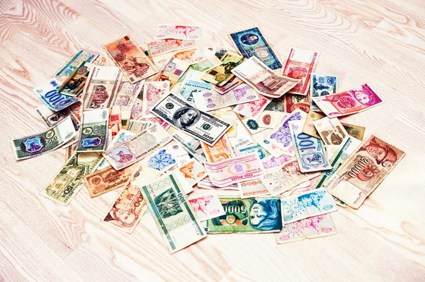 Veel oude geld van verschillende landen met een 100 dollarbiljet op wo — Stockfoto