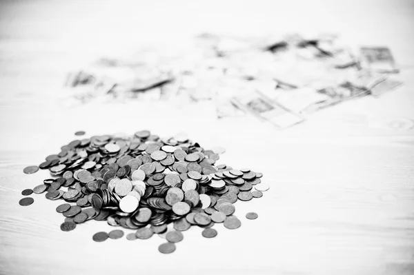 Гірські центи і гроші на дерев'яному фоні — стокове фото