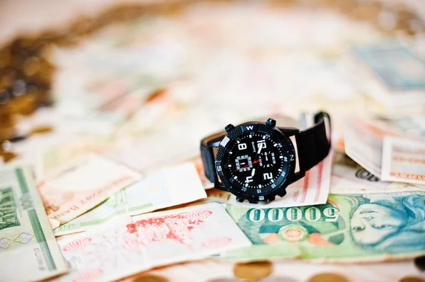 Zwart horloge op geld. Tijd is geld begrip — Stockfoto