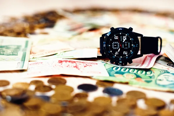 Zwart horloge op geld. Tijd is geld begrip — Stockfoto