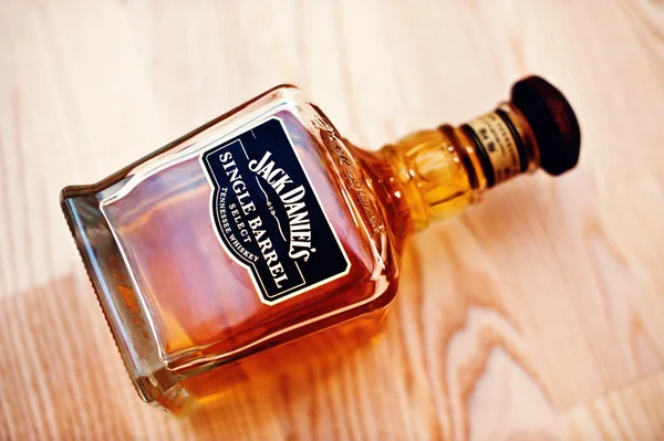 Hai, Ucrania - circa mayo, 2016: Botella de whisky Jack Daniels Si — Foto de Stock