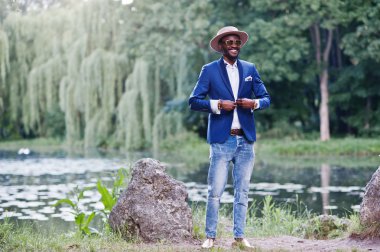 Şık mavi ceket, güneş gözlüğü, Afrikalı-Amerikalı adam gülümsedi bir