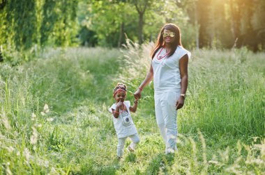 Siyah anne ve kızın elini tutarak Parkı'nda