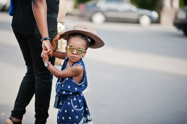 Afro-americano mãe segurar mão de filha — Fotografia de Stock