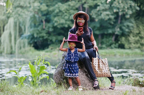 Elegante mãe e filha afro-americana com óculos de sol. Lâmina — Fotografia de Stock