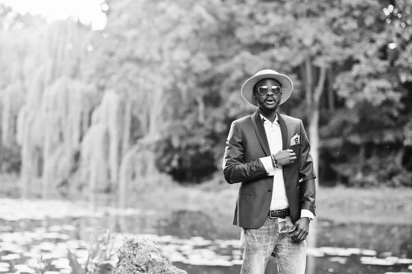 Retrato de hombre negro rico con estilo en chaqueta azul, sombrero y sungl —  Fotos de Stock