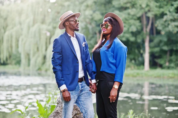 Rica y elegante pareja afroamericana — Foto de Stock