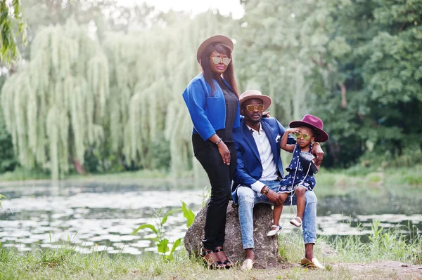 Стильна і багата афроамериканська сім'я — стокове фото