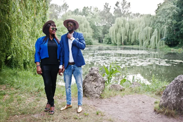 Rica y elegante pareja afroamericana — Foto de Stock