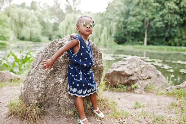 Linda menina americana africana em óculos de sol — Fotografia de Stock